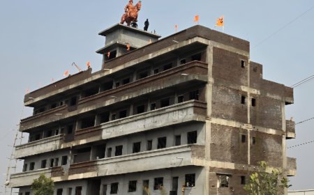 कौतुकास्पद : माजी सैनिकाची शिवभक्ती! स्वतःच्या चार मजली इमारतीवर साकारला छत्रपती शिवरायांचा भव्य अश्वारूढ पुतळा..!