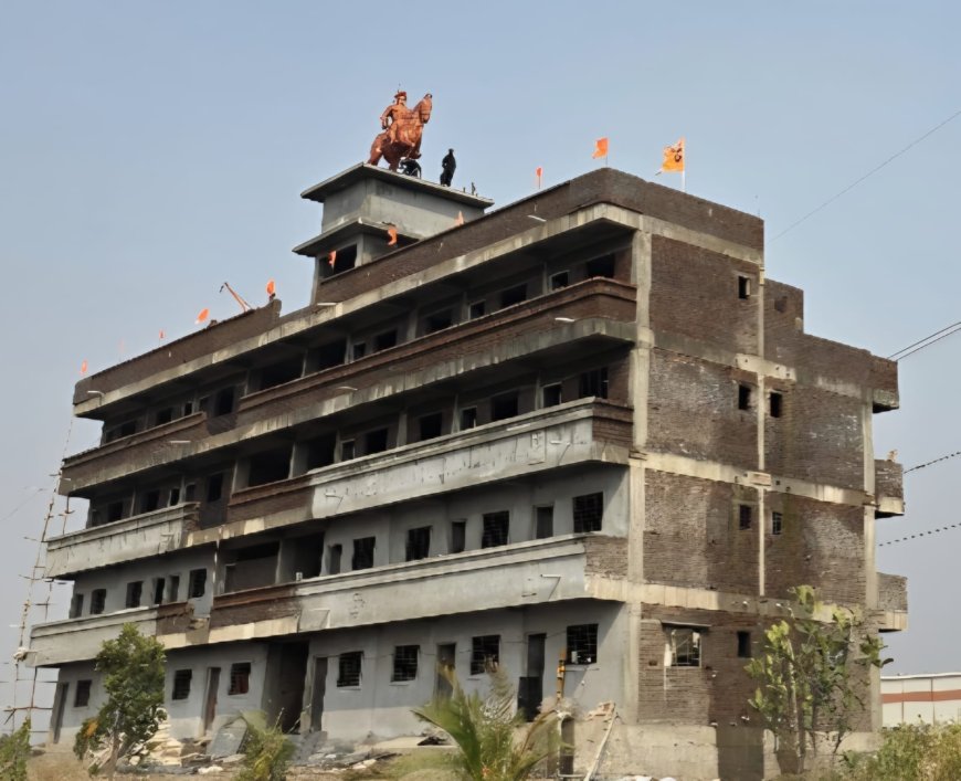 कौतुकास्पद : माजी सैनिकाची शिवभक्ती! स्वतःच्या चार मजली इमारतीवर साकारला छत्रपती शिवरायांचा भव्य अश्वारूढ पुतळा..!