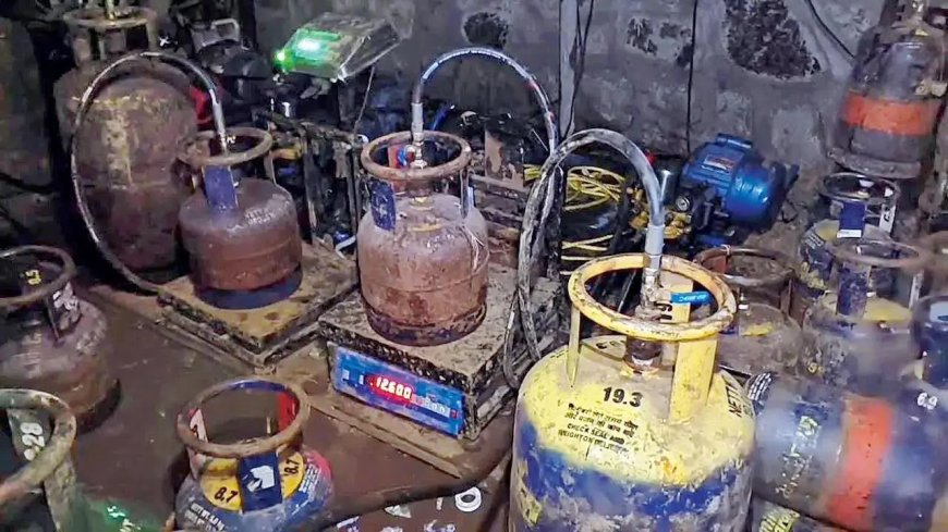 मोठी बातमी : खराबवाडीत 'मौत का सौदा': घरगुती गॅसची अवैध लूट करणाऱ्या अड्ड्यावर गुन्हे शाखेचा छापा!