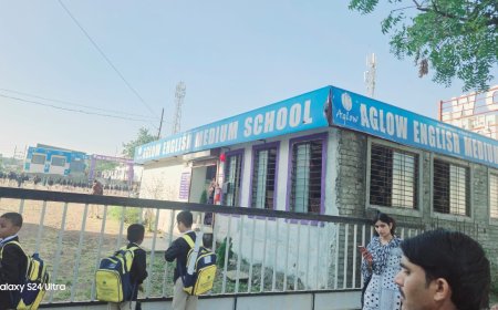 विशेष बातमी: शिक्षणाचे मातेरं! खराबवाडीतील 'ऍग्लो' शाळेत गुरुजींचा पत्ता नाही, चालक थोरातकडून पालकांची लूट सुरूच!