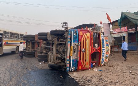 अपघात : चाकण-तळेगाव रस्त्यावर भीषण अपघात: सारा सिटी चौकात भरधाव कंटेनर उलटला, वाहतूक विस्कळीत..!