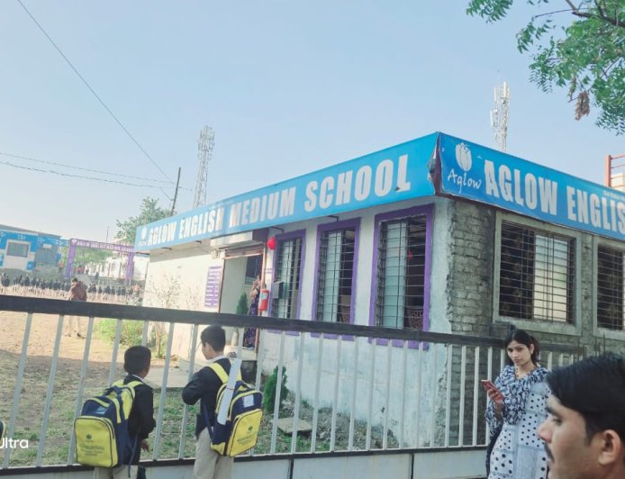 विशेष बातमी: शिक्षणाचे मातेरं! खराबवाडीतील 'ऍग्लो' शाळेत गुरुजींचा पत्ता नाही, चालक थोरातकडून पालकांची लूट सुरूच!