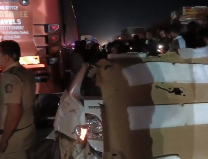 अपघात : लेन ओलांडली अन होत्याचे नव्हते झाले! मंचरमध्ये कार-बसचा भीषण अपघात; पती-पत्नीसह आईचा जागीच मृत्यू..!