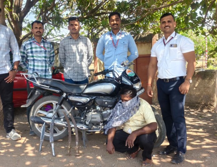 क्राईम : मोहितेवाडीत 'भाईगिरी'चा प्रयत्न फसला! चार धारदार शस्त्रांसह सराईत गुन्हेगार चाकण पोलिसांच्या जाळ्यात..! 