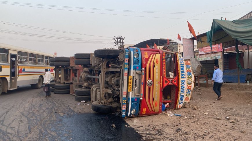 अपघात : चाकण-तळेगाव रस्त्यावर भीषण अपघात: सारा सिटी चौकात भरधाव कंटेनर उलटला, वाहतूक विस्कळीत..!