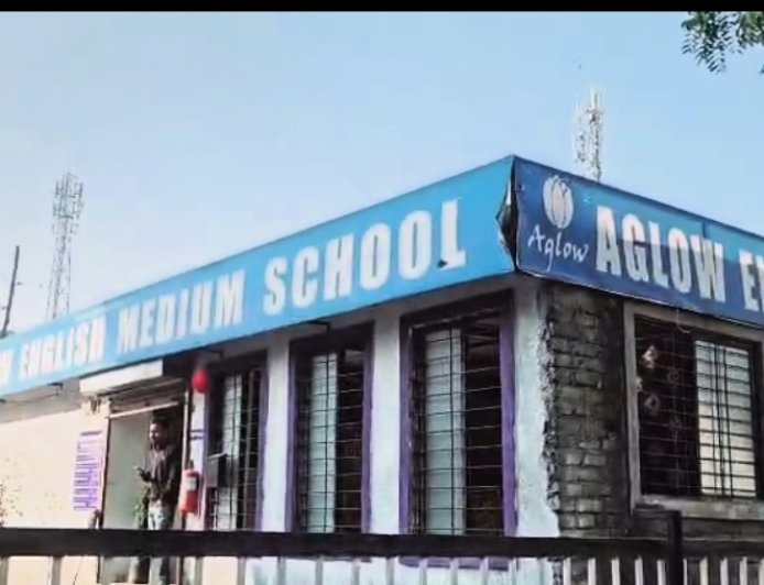 School Scam || खराबवाडीतील 'अँग्लो इंग्लिश स्कूल'चा पालकांच्या खिशाला कात्री आणि विद्यार्थ्यांच्या जीवाशी खेळ.!