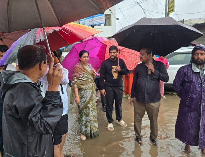 Rain Update || चाकणमध्ये मुसळधार पावसाचा फटका; नगराध्यक्षा व नगरसेवकांकडून पूरग्रस्त भागाची पाहणी व नागरिकांना धीर...!