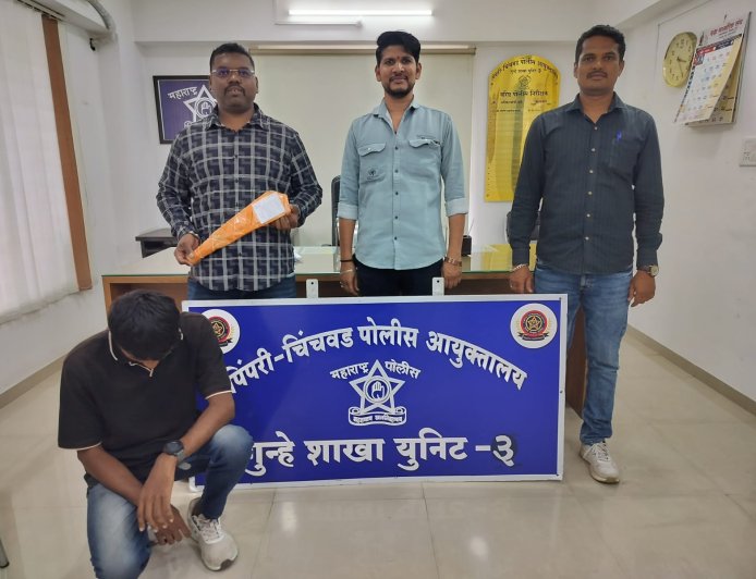 ​🔪 सोशल मीडियावर कोयत्याचा 'धसका'; फोटो व्हायरल करणारा तरुण गजाआड!
