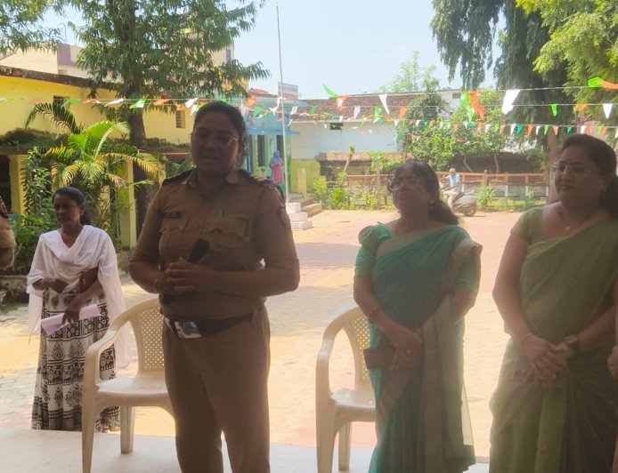 ‘गुड टच-बॅड टच’पासून 112 पर्यंत.! अड्याळच्या विद्यार्थ्यांना दामिनी पथकाचे मार्गदर्शन...